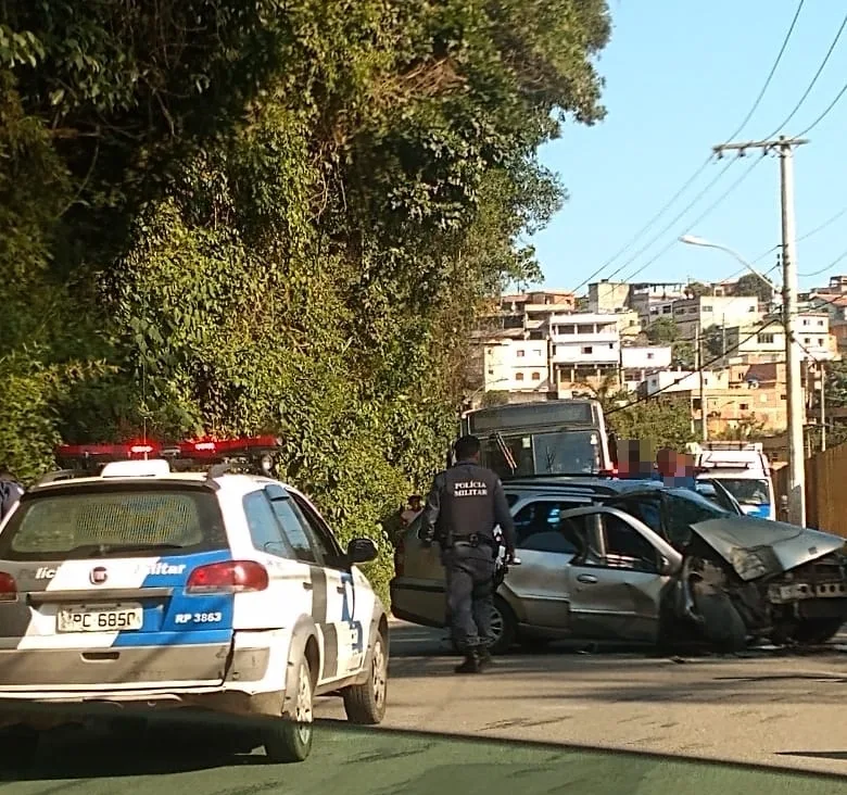 Acidente em Cariacica deixa carro destruído e motorista é levado para hospital em Vitória