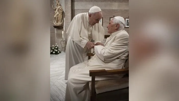 Velório de Bento XVI começa na segunda e Papa Francisco comandará funeral