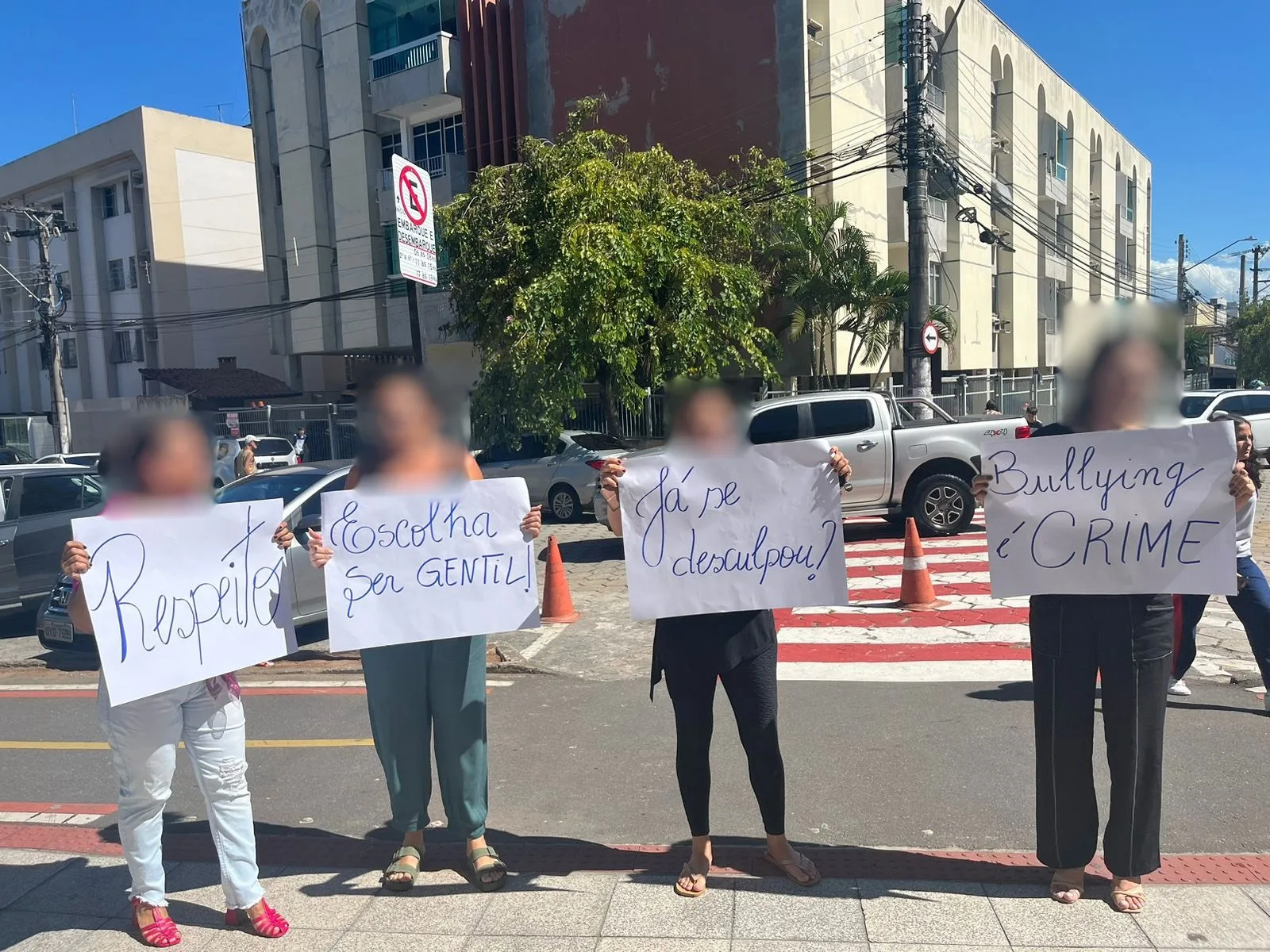 Meninos criam grupo para falar mal de alunas e pais protestam em escola de Vitória