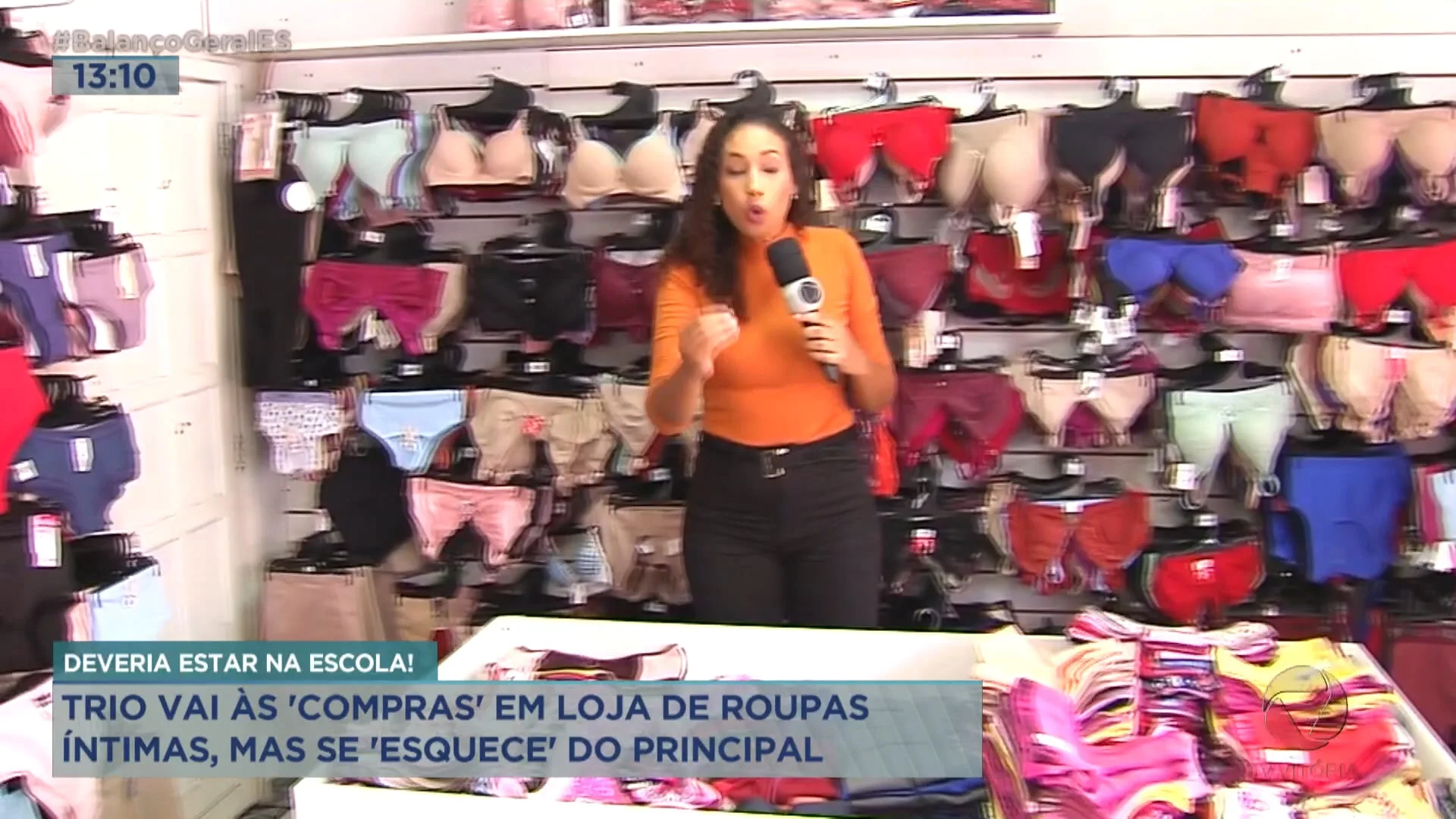 Trio vai "às compras" em loja de roupas íntimas, mas esquece o principal