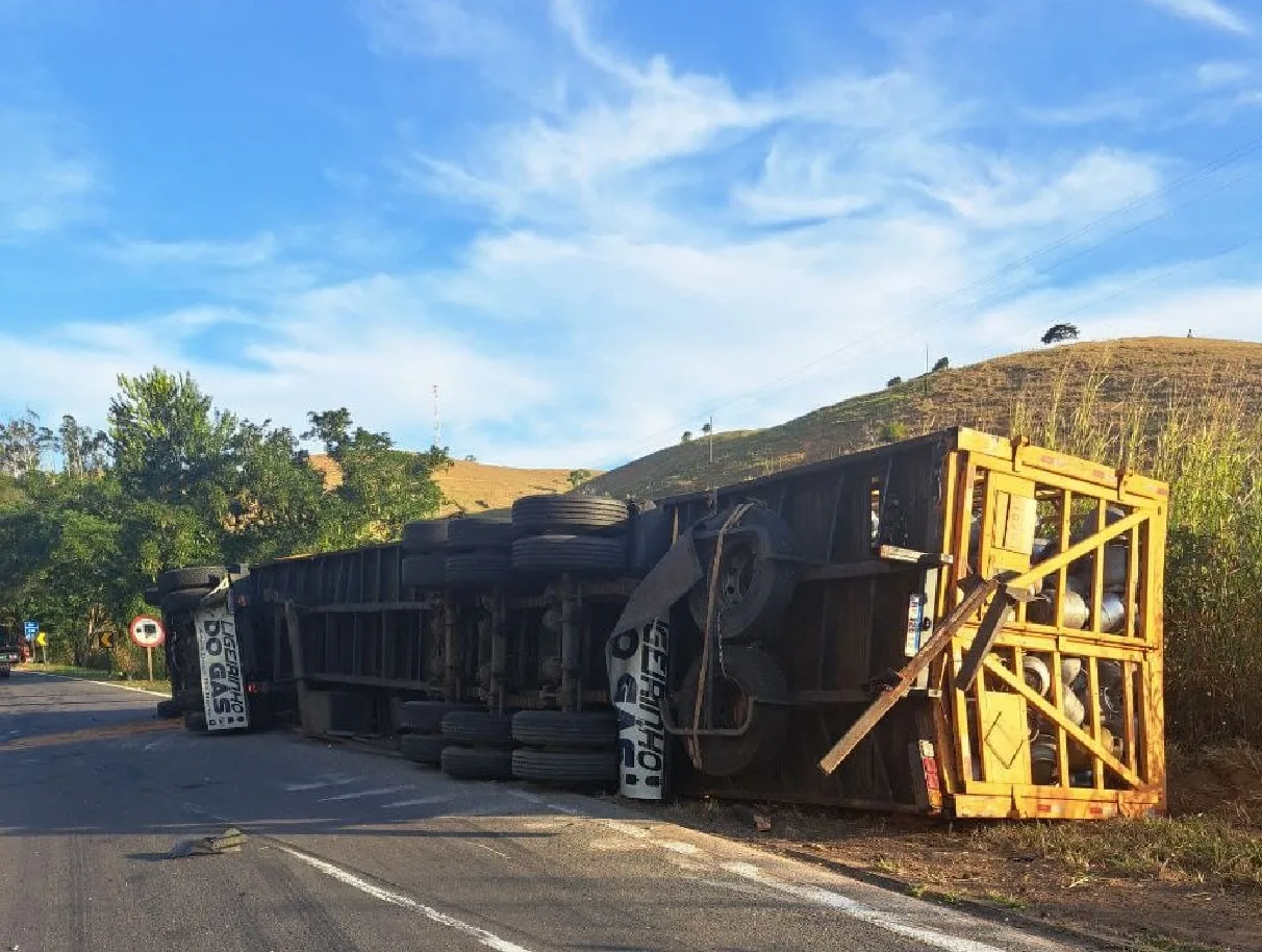 Acidente entre carreta com botijas de gás, caminhão e moto interdita BR-101 e deixa feridos no ES