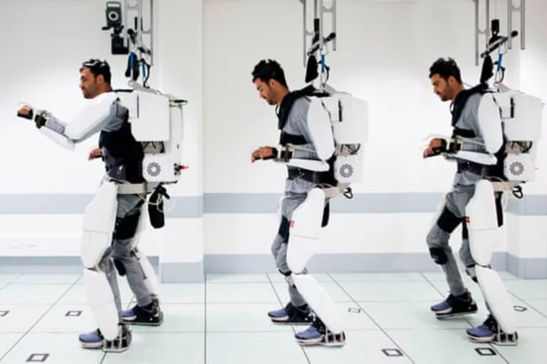 Tetraplégico usa exoesqueleto e consegue caminhar