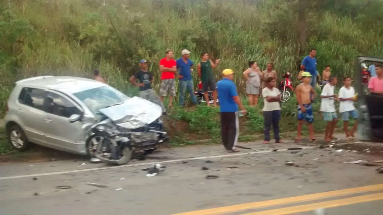 Pelo menos duas pessoas ficam feridas em grave acidente na BR-101, em Ibiraçu