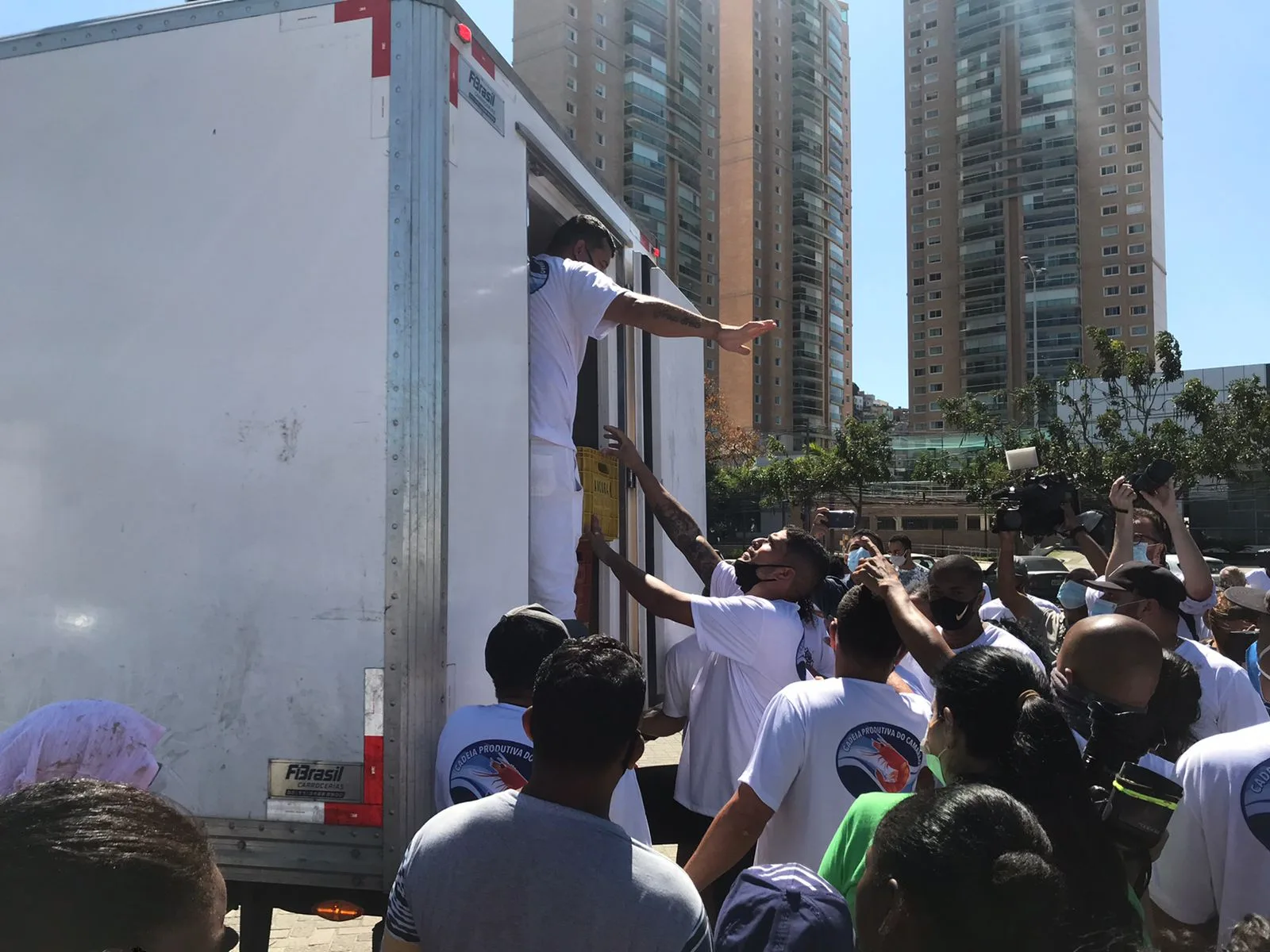 VÍDEO | Capixabas formam fila para receber mais de 2 toneladas de peixe em protesto solidário