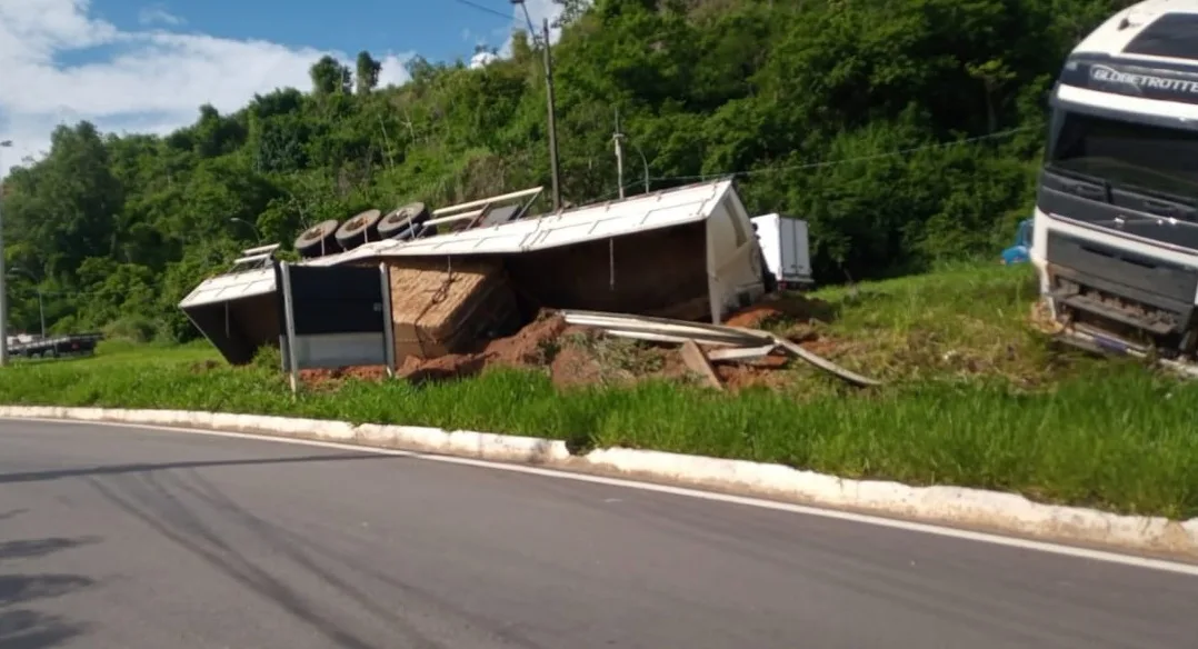 Caminhão carregado de granito tomba na BR-259 em Colatina