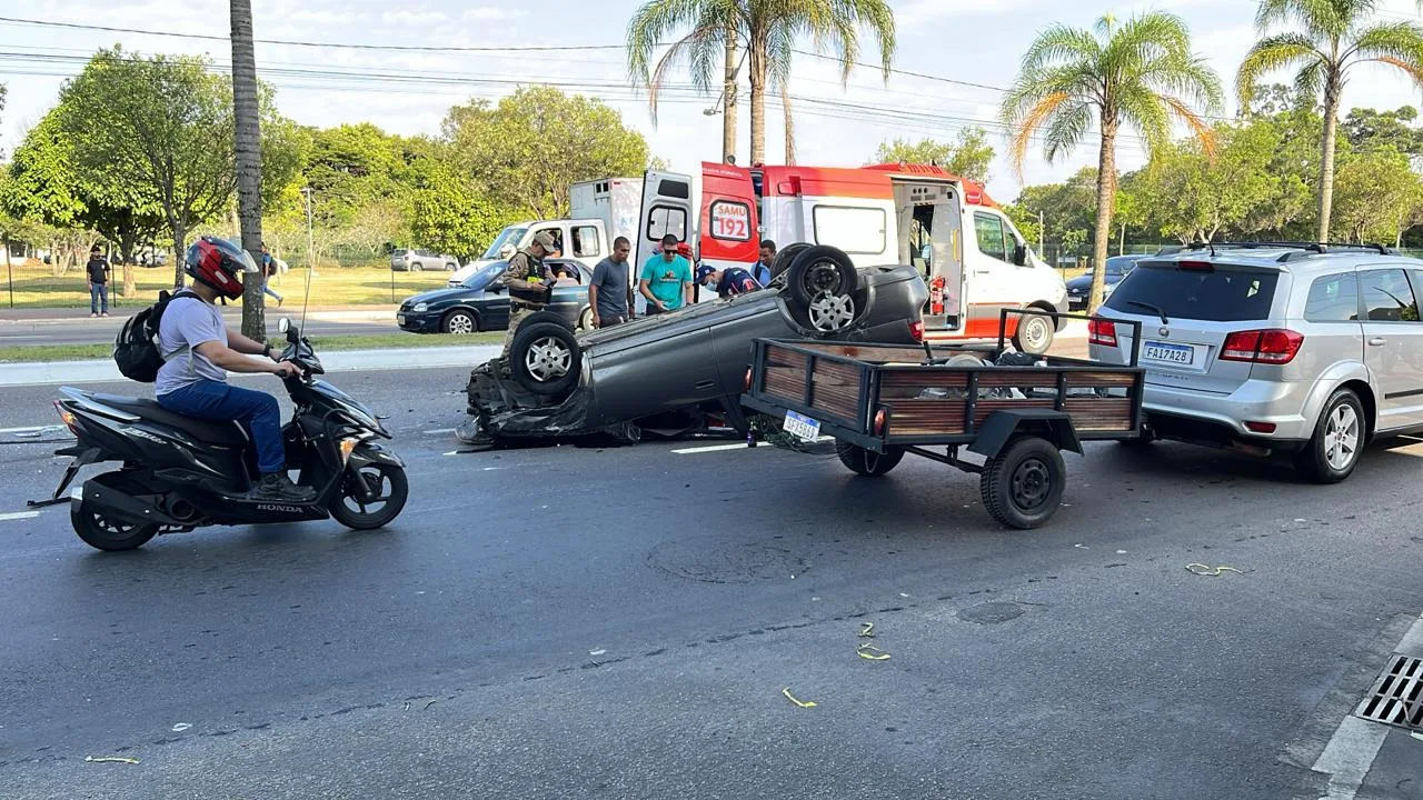 Carro capota após atropelar universitário e atingir outro veículo em Vitória