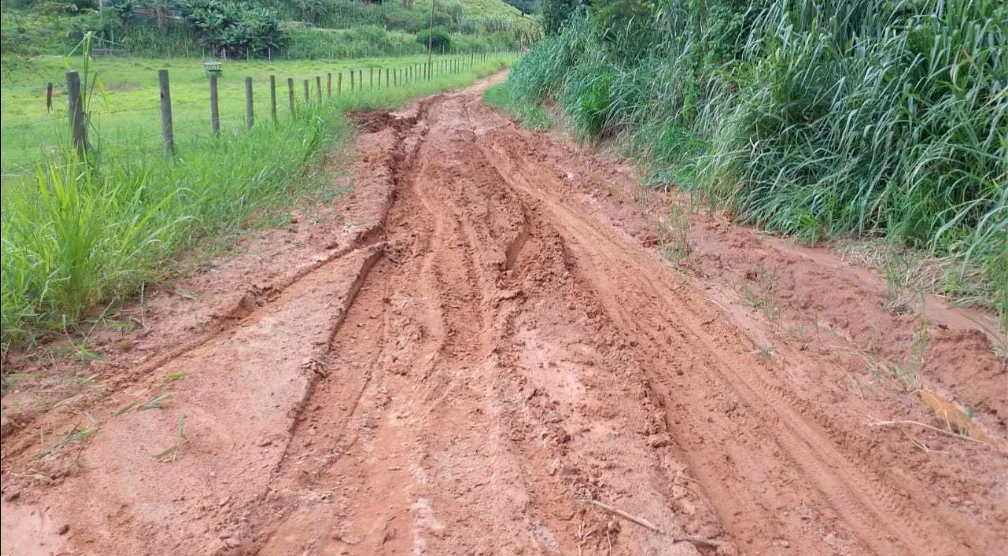 Com 200 km de estradas danificadas, cidade no Sul do ES decreta emergência após chuvas