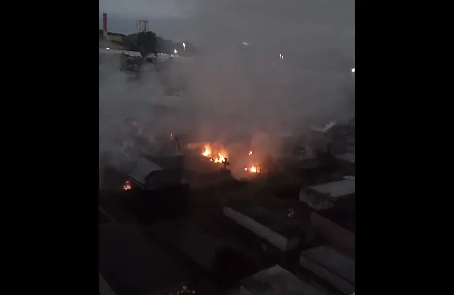 VÍDEO | Excesso de velas acesas provoca focos de incêndio em cemitério de Vila Velha