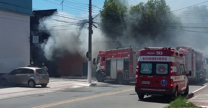 Incêndio destrói oficina mecânica e atinge parte de comércios em Vila Velha