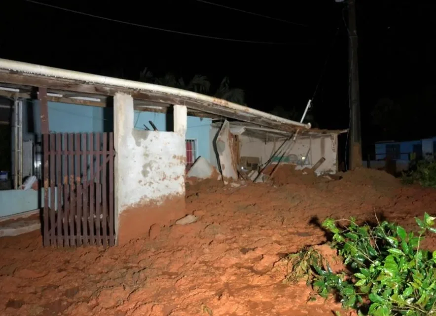 Criança de 5 anos morre após casa ser soterrada em Ibitirama