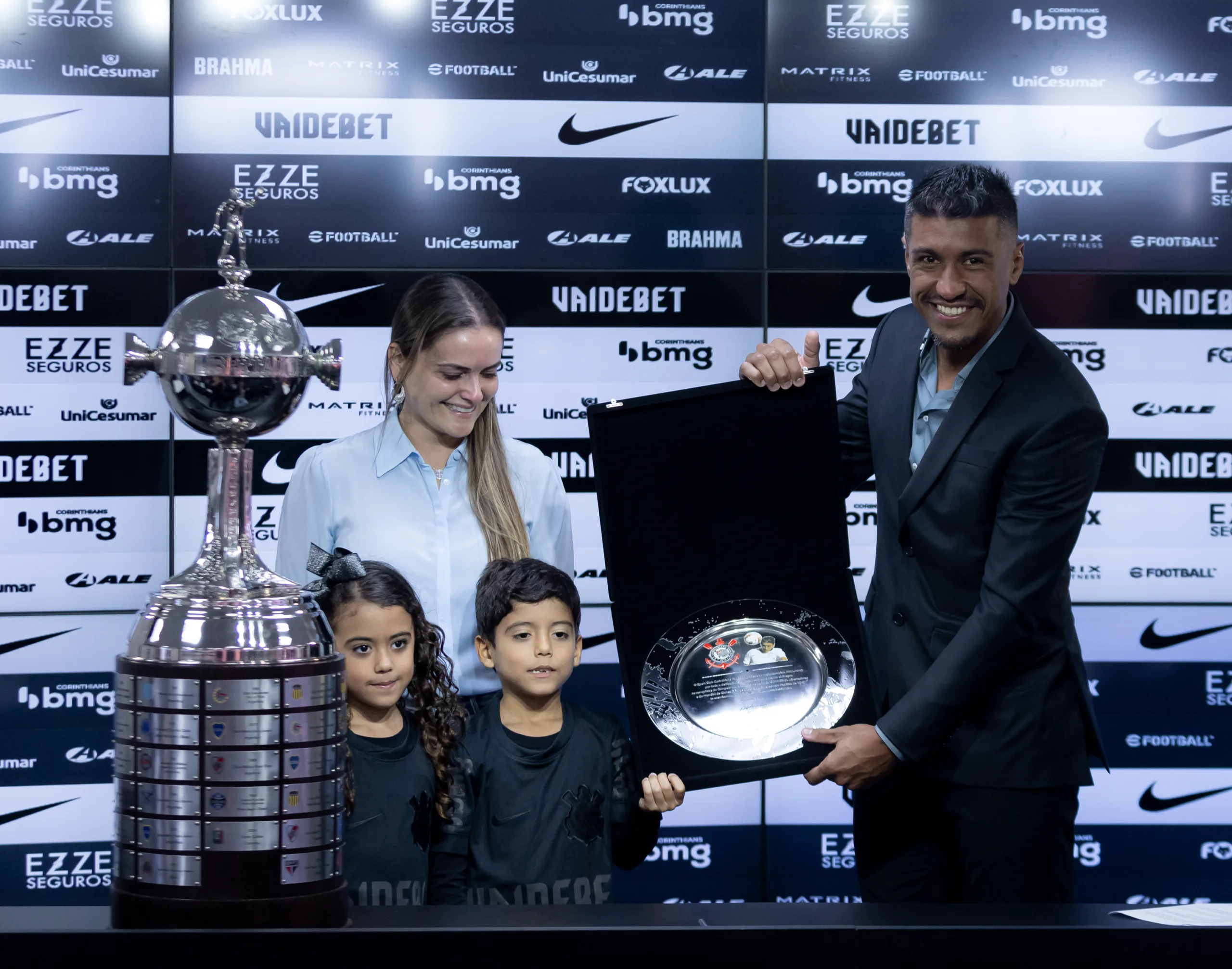 Paulinho recebe homenagens em emotivo adeus ao Corinthians