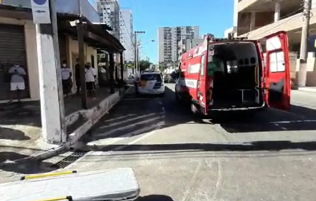 Duas pessoas ficam feridas em acidente entre carro e moto em avenida de Vila Velha