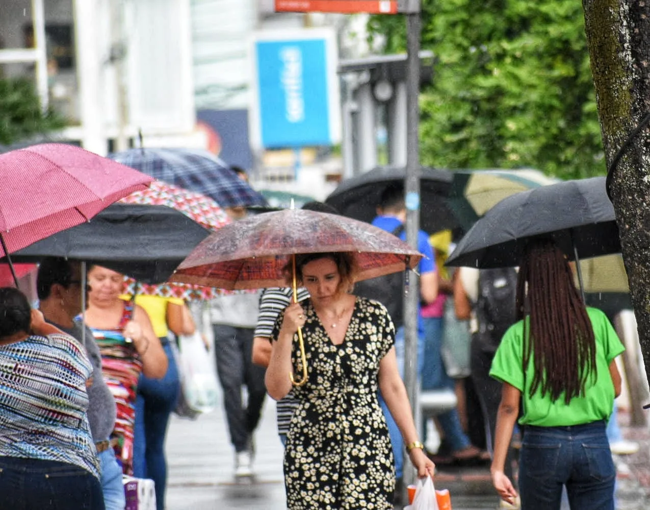 ES recebe novo alerta de chuvas intensas em 68 cidades; veja lista