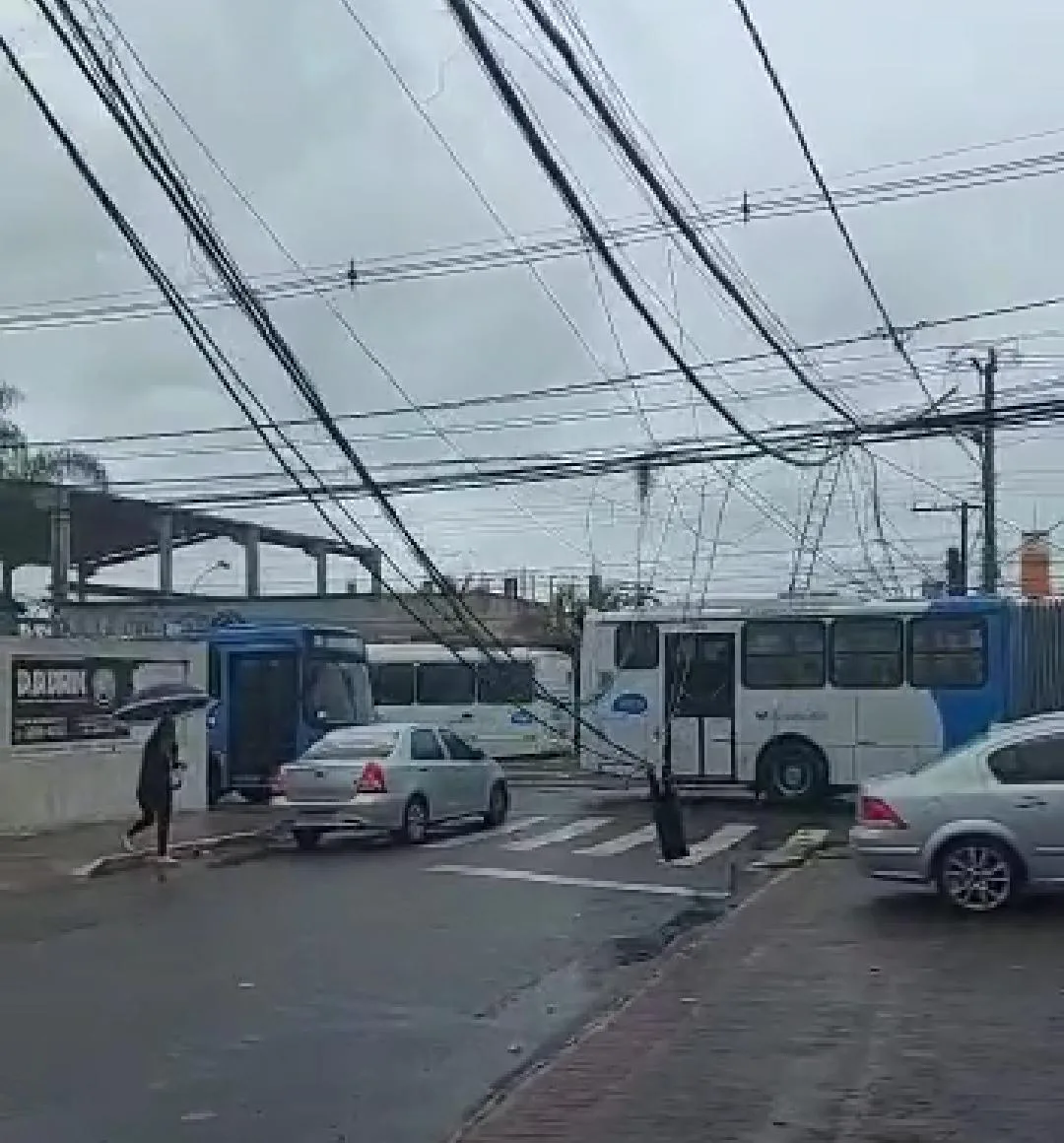 VÍDEO | Caminhão arranca fios elétricos e causa estrago na Avenida Norte Sul, na Serra