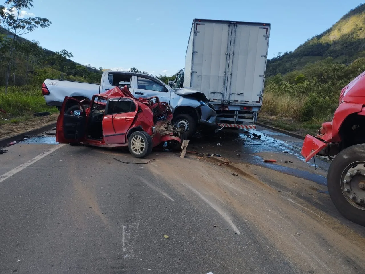 Acidente em João Neiva com três veículos interdita a BR-259