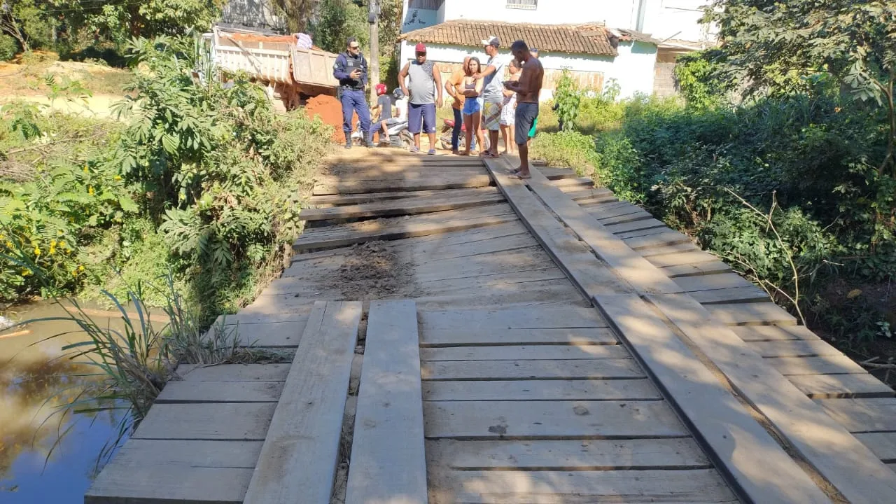 Parte de ponte que liga os bairros Caçaroca e Coqueiral de Viana desaba