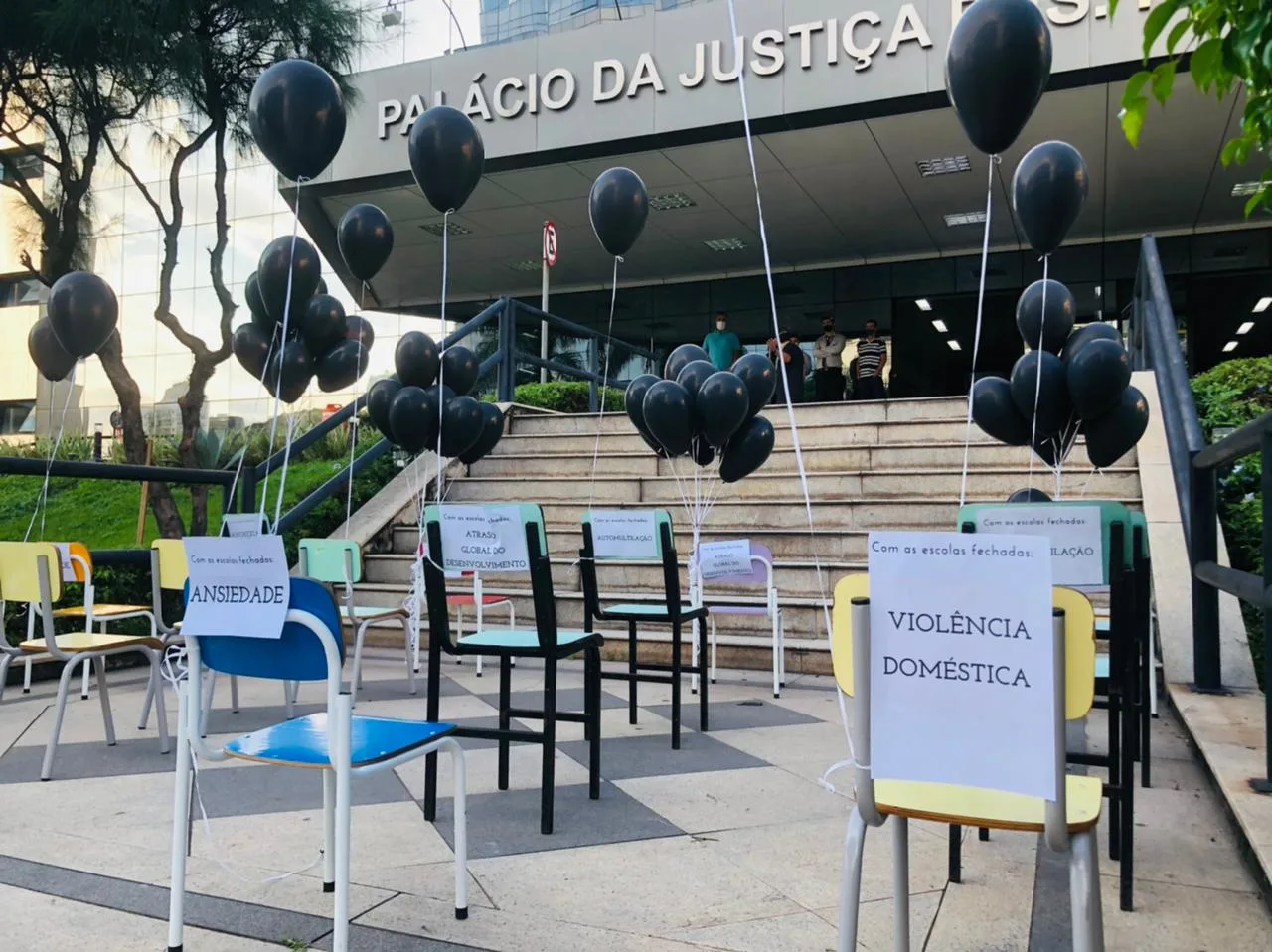 Após Justiça manter suspensão das aulas presenciais no ES, pais voltam a protestar em Vitória