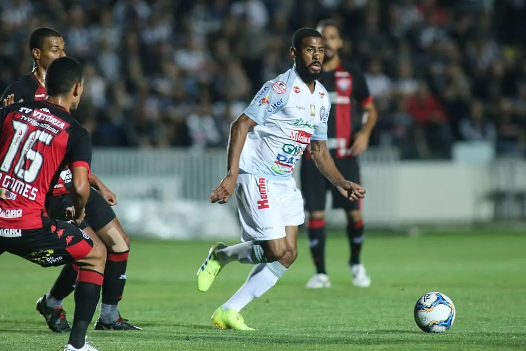 Vitória vence Operário-PR com gol no fim e se livra do risco de rebaixamento