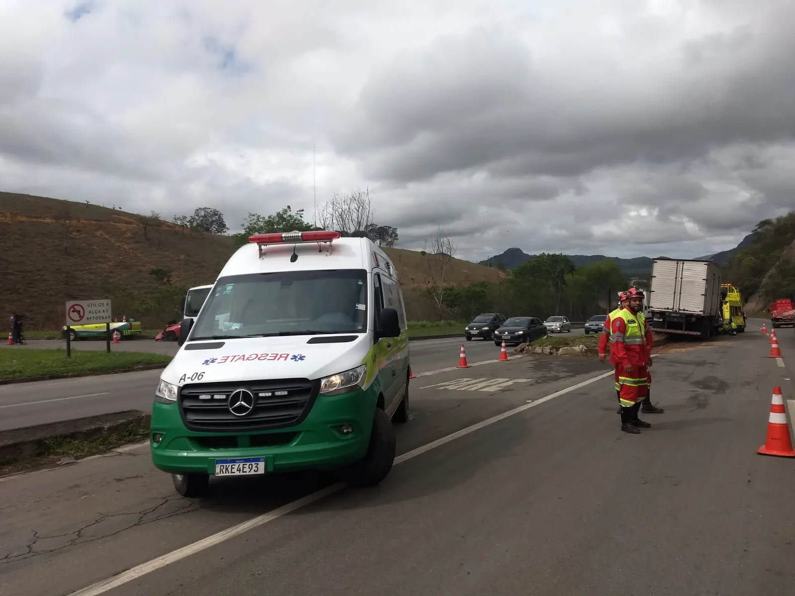 Acidente entre carros e caminhão deixa adolescente ferido na Rodovia do Contorno