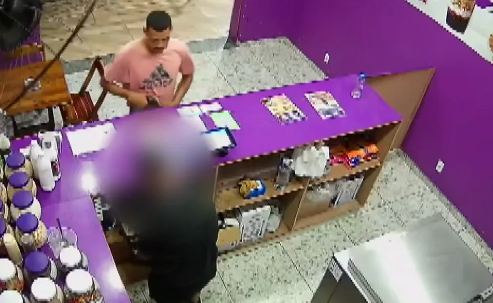 VÍDEO | Homem ameaça funcionária, rouba sorveteria e foge com ajuda de comparsa