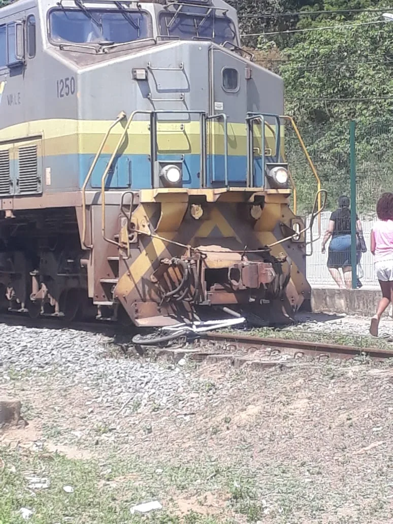 VÍDEO I Ciclista 'escapa da morte' ao quase ser atropelado por trem em Viana