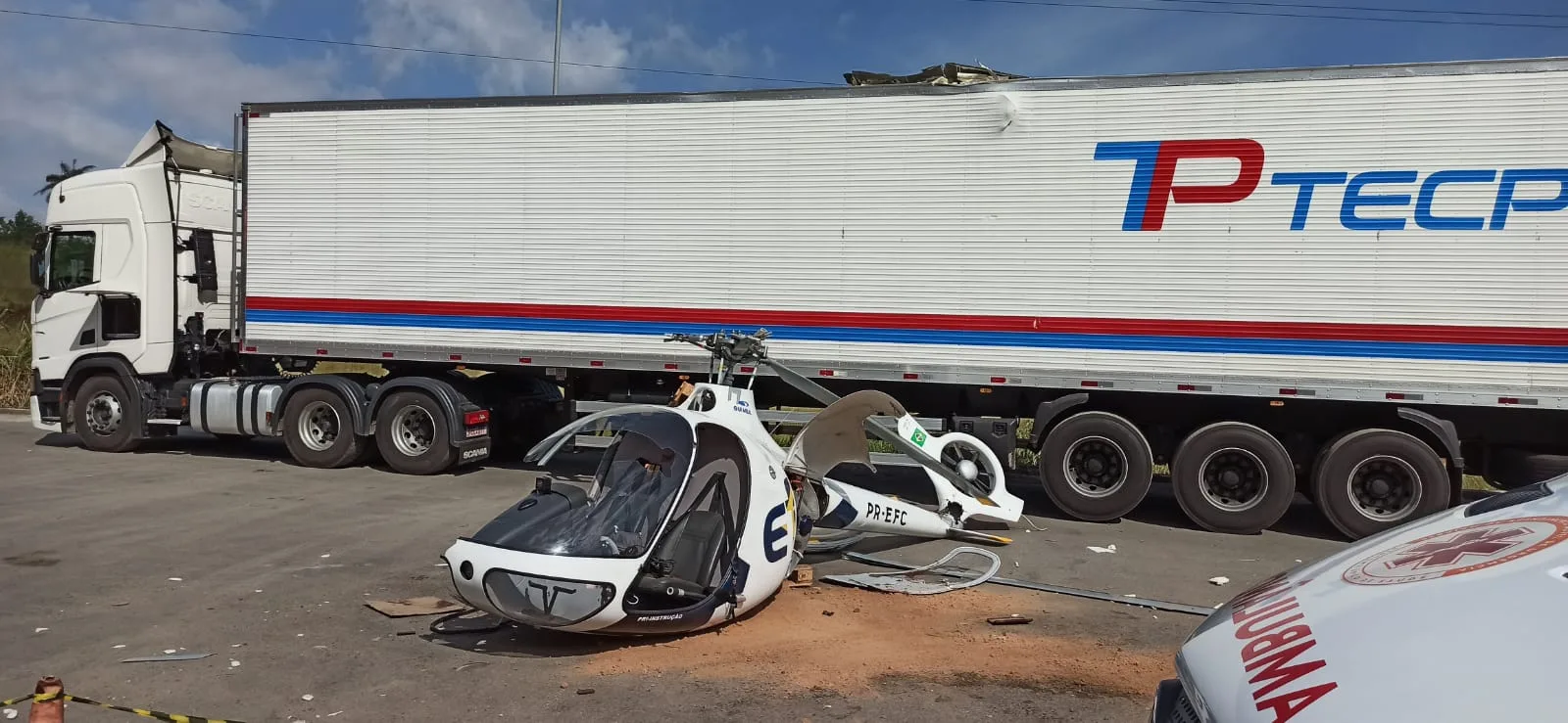 Helicóptero com duas pessoas cai em Contagem, em Minas