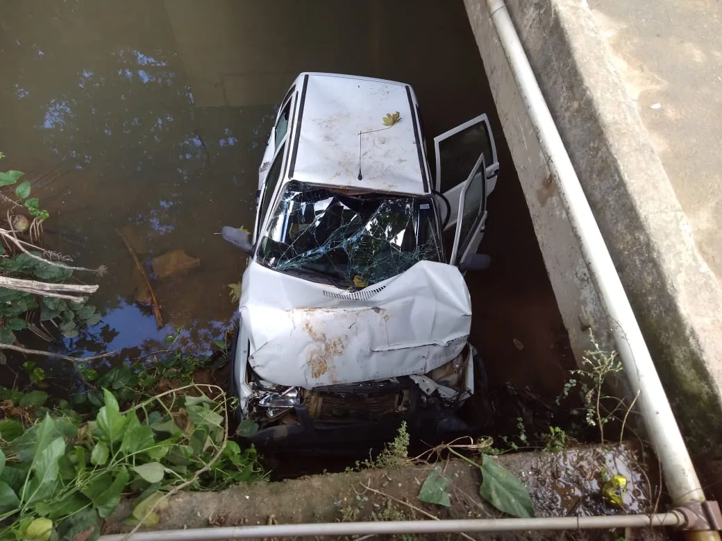 VÍDEO | Carro desce ladeira, cai em rio e 4 pessoas ficam feridas no Noroeste do ES