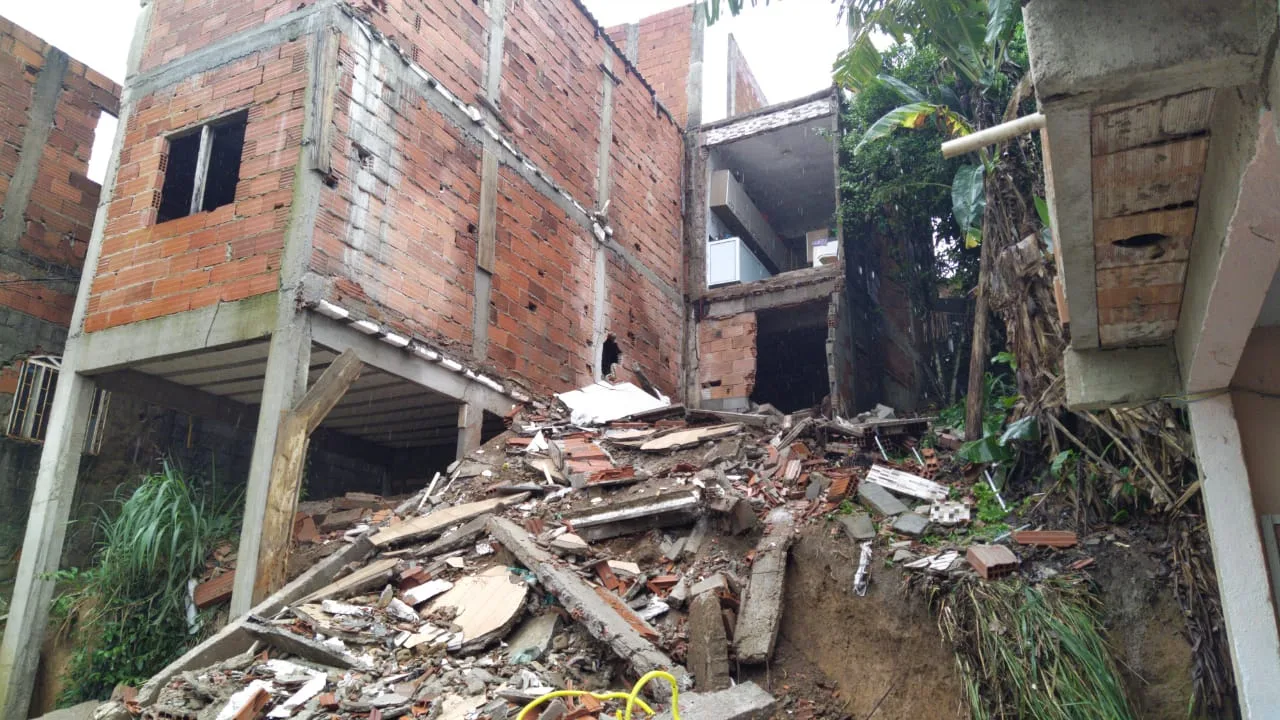 Parte de casa desaba na Serra; chuva volta a causar estragos na Grande Vitória