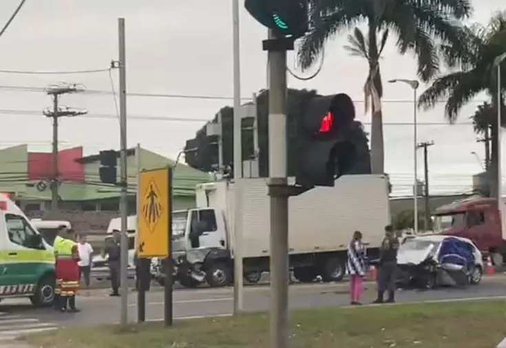 Motorista morre em acidente envolvendo caminhão e pista é interditada na BR-101, na Serra