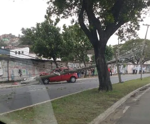 Motorista perde controle da direção do carro e derruba poste na Curva do Saldanha