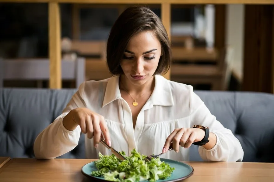 O quê? Mulher processa restaurante por "mastigar dedo humano" em salada