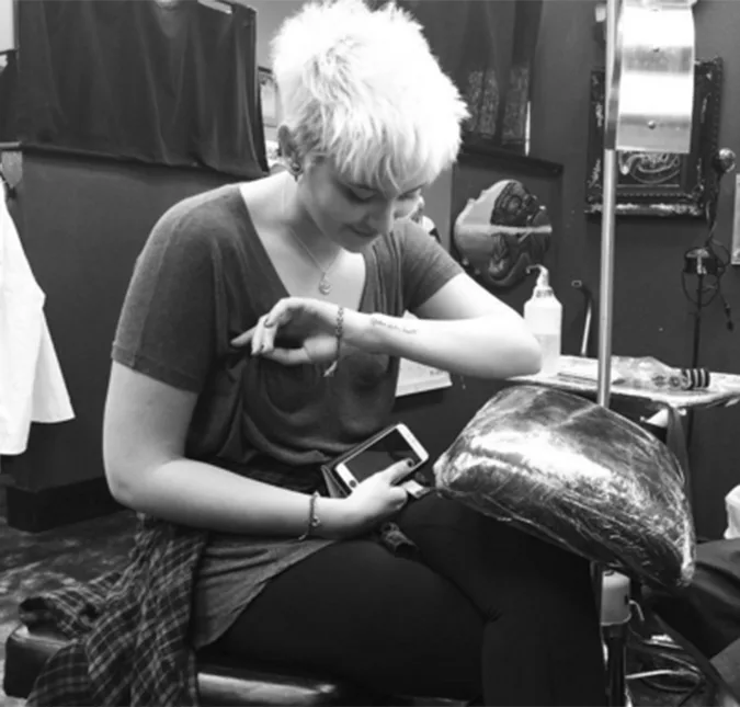 Paris Jackson faz mais uma tatuagem