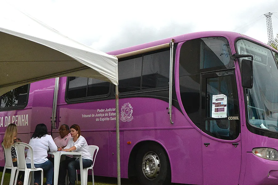 Ônibus Rosa atende mulheres vítimas de violência doméstica e familiar em Piúma