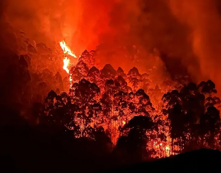 Helicóptero ajuda bombeiros a combater incêndio em Ibitirama