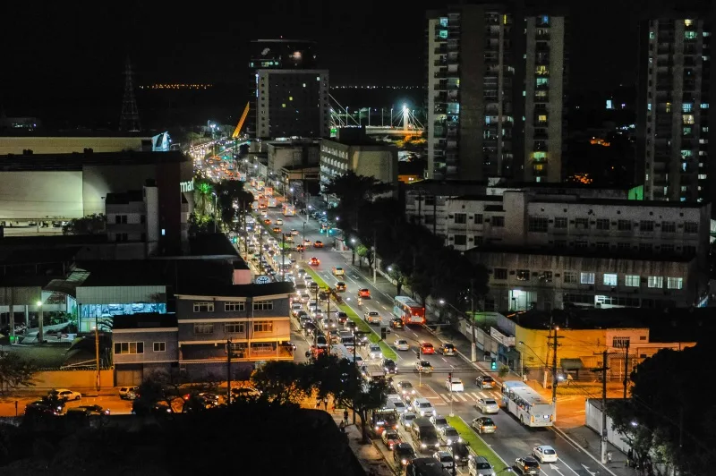 Avenida Nossa Senhora da Penha (Reta da Penha) à noite