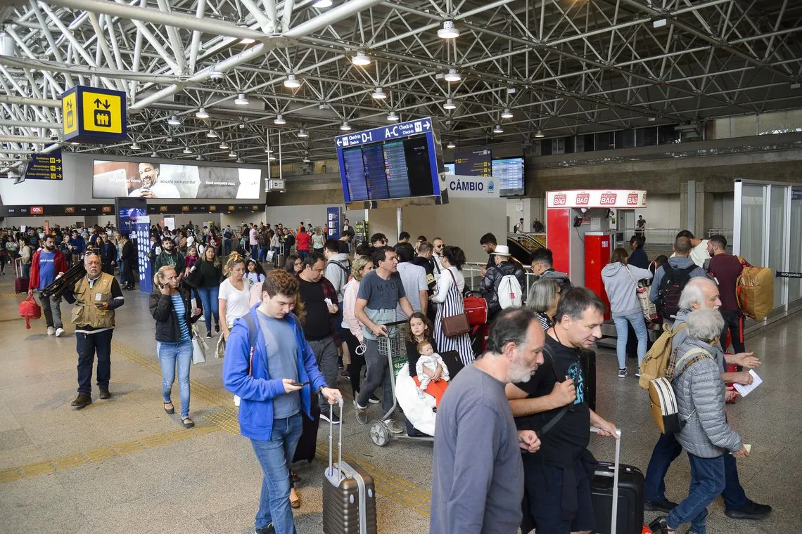 Rio de Janeiro – Aeroporto do Galeão apresenta fluxo intenso de passageiros no primeiro dia de transferências de voos do Santos Dumont. (Foto: Tomaz Silva/Agência Brasil)