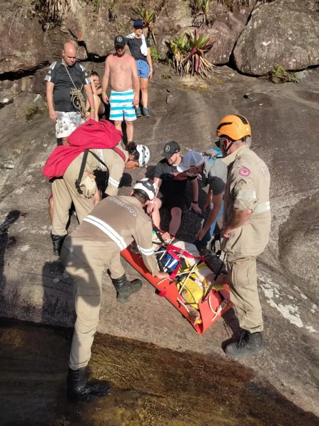 Homem é resgatado de helicóptero após se acidentar em cachoeira na região do Caparaó