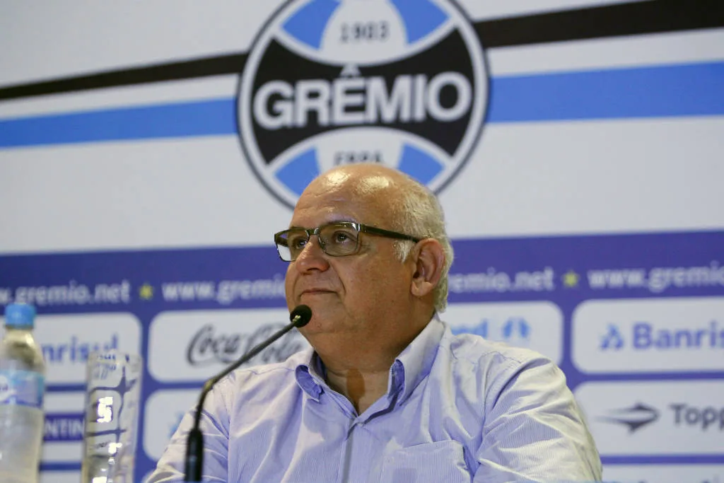 RS – FUTEBOL/ELEICOES PRESIDENCIAIS GREMIO – ESPORTES – Socios do Gremio votam nas eleicoes que ira decidir o presidente do clube para o bieno 2015/2016. FOTO: LUCAS UEBEL/GREMIO FBPA