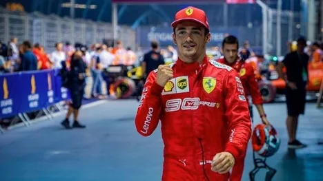 Em Cingapura, Leclerc supera Hamilton e Vettel e conquista 3ª pole consecutiva