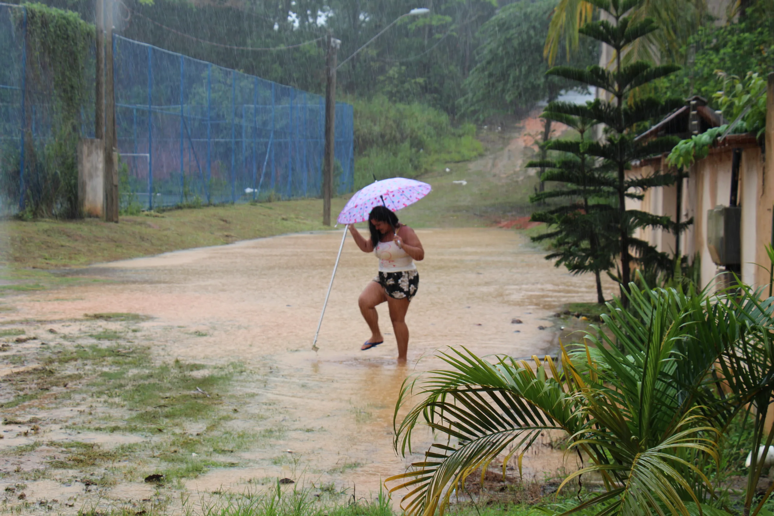 Moradores sofrem com chuva prolongada e falta de estrutura em bairro de Guarapari