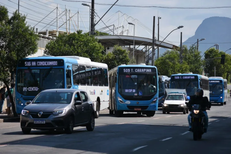 Dupla armada com faca assalta ônibus na Segunda Ponte