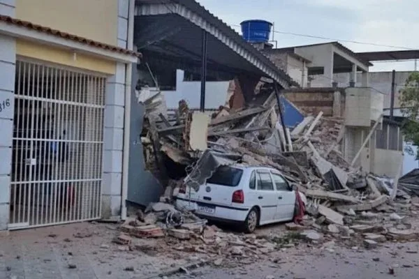 Desabamento de prédio na Baixada Fluminense mata um e deixa três feridos