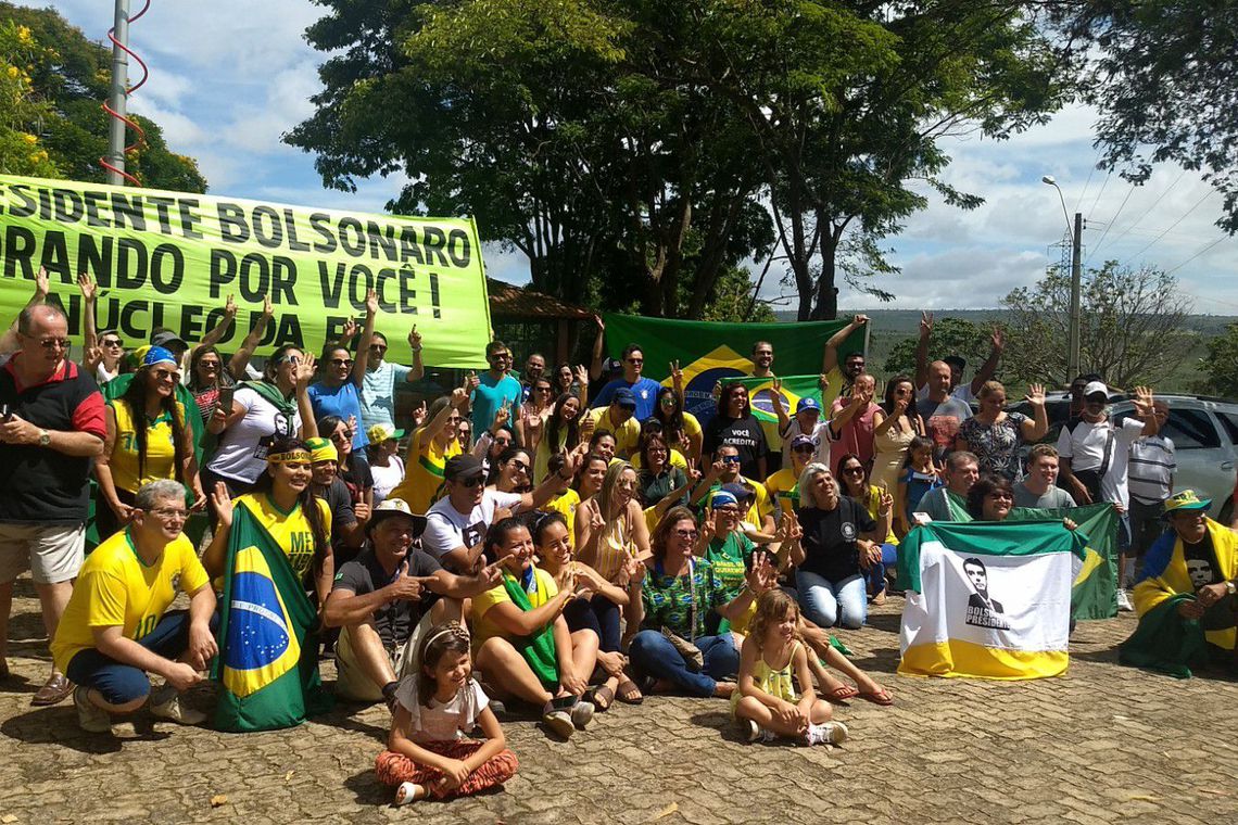 Grupo de evangélicos faz oração para Bolsonaro na entrada da Granja do Torto