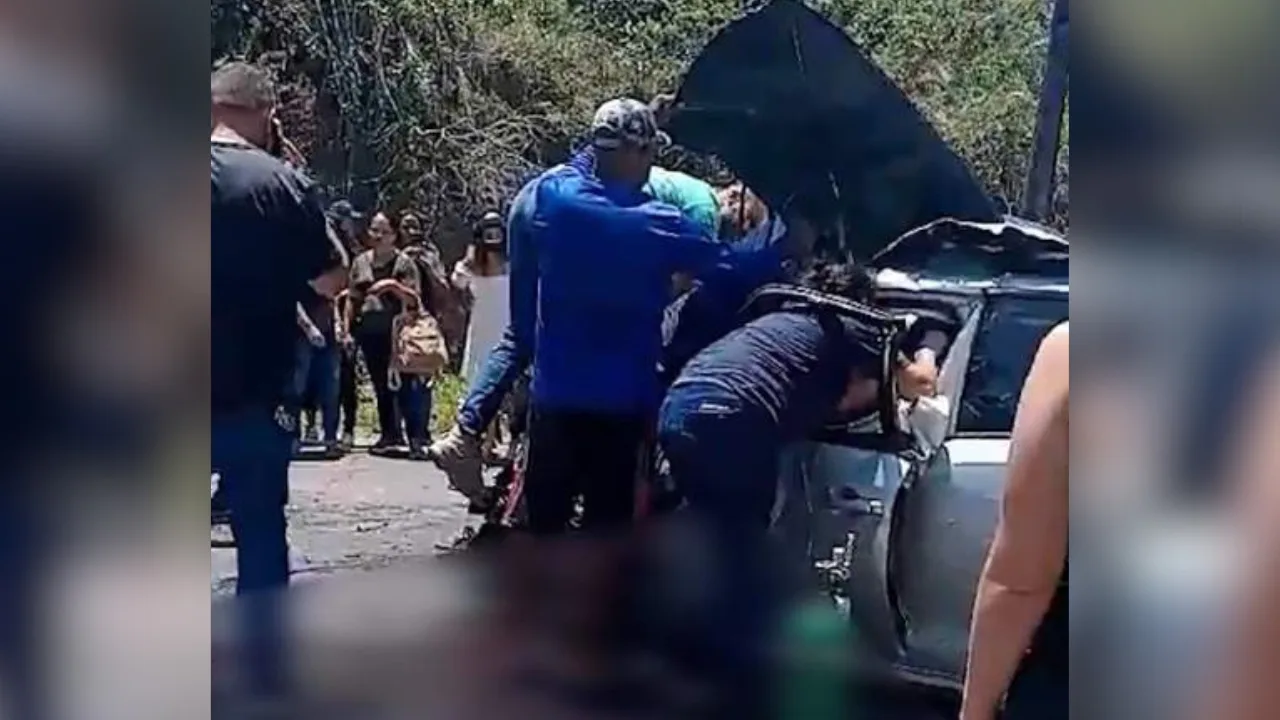 VÍDEO | Carro bate em caminhão e mulher fica presa às ferragens na Serra