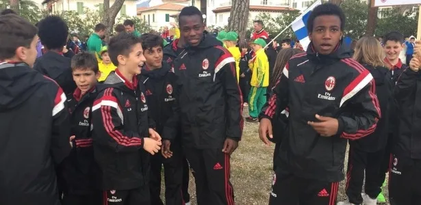 Milan revela racismo de torcedores contra seu time sub-10