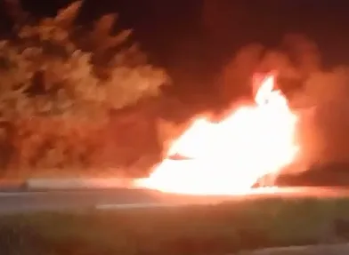 VÍDEO | Carro pega fogo na Rodovia do Sol, em Vila Velha