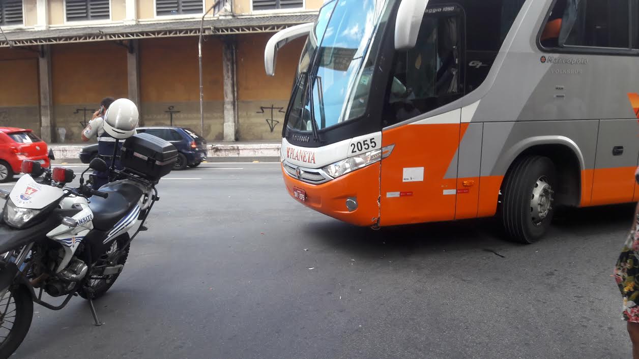 Motociclista bate a cabeça em poste e fica desacordado em acidente no Centro de Vitória