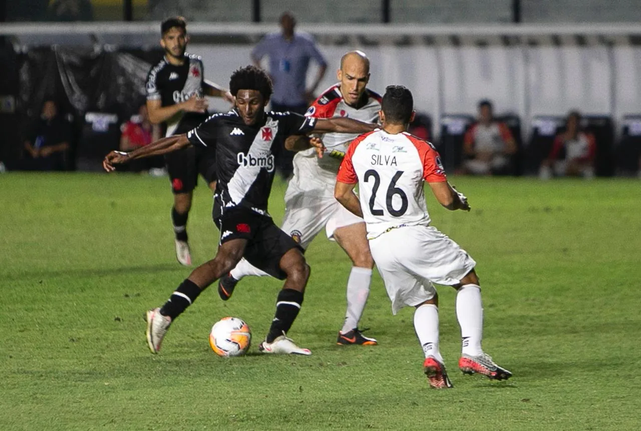 Vasco oscila, mas marca no fim e vence na Copa Sul-Americana