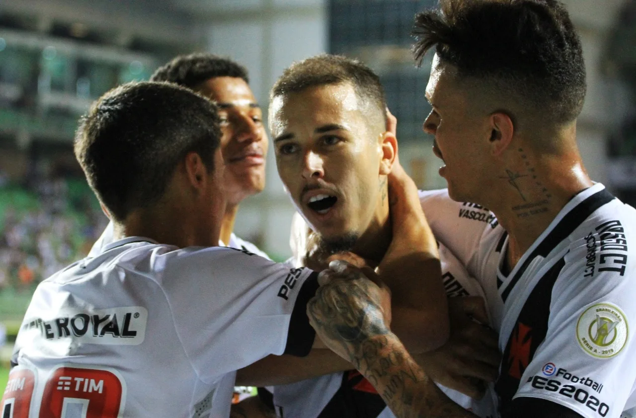 Com gol nos acréscimos, Vasco vence Atlético-MG de virada fora de casa