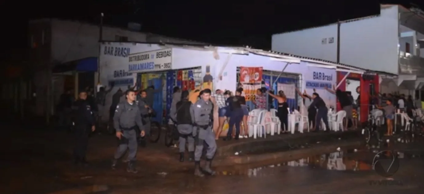 Homem é preso após agredir PM com taça em baile funk clandestino em Vila Velha